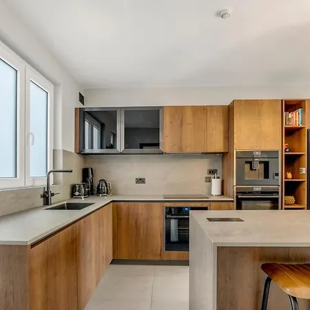 Luxury Penthouse - Big Terrace & Jacuzzi In Sliema Apartment
